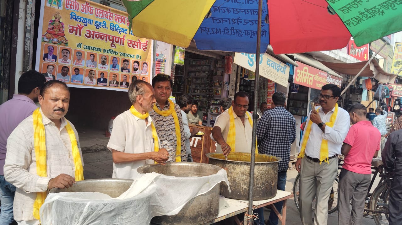 नगर के बस अड्डे पर लोगो ने किया भरपेट भोजन