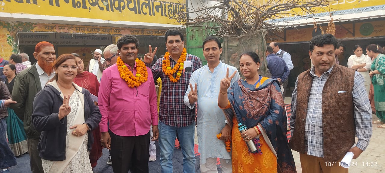 निर्विरोध चुने गए अध्यक्ष देवेंद्र सिसोदिया व मंत्री दिनेश कुमार