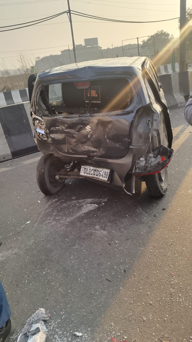 लोहे के भारी सामान से भरे टाटा पिकअप ने कार में मारी टक्कर,कई घायल